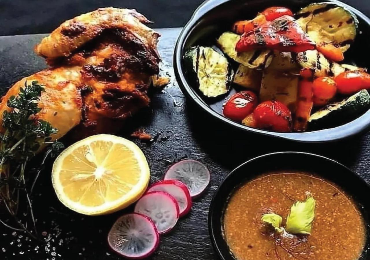 Fraser Suites Diplomatic Area Bahrain Manama Exterior foto A whole chicken prepared with a variety of vegetables