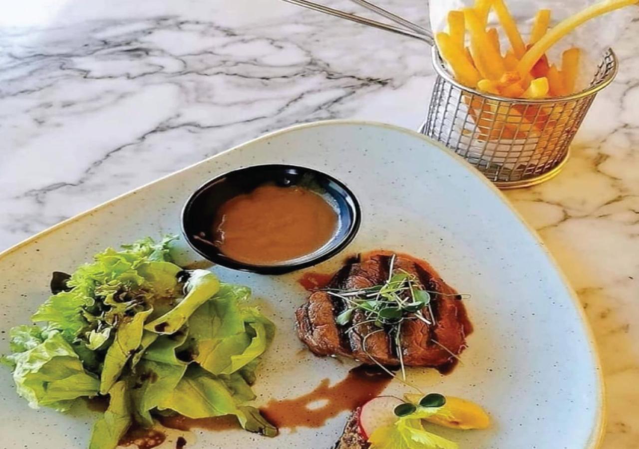 Fraser Suites Diplomatic Area Bahrain Manama Exterior foto A steak and chips meal