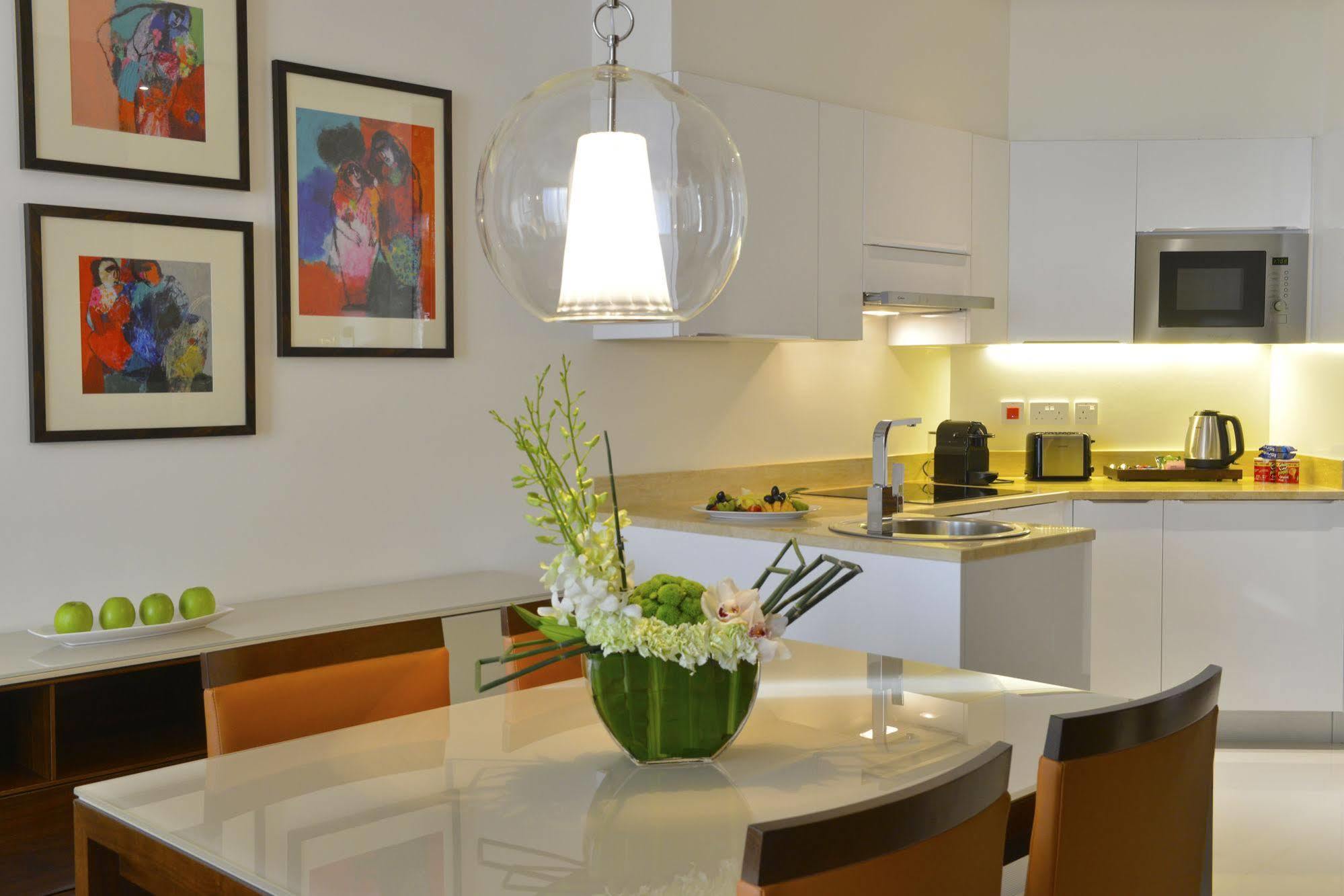 Fraser Suites Diplomatic Area Bahrain Manama Exterior foto A kitchen in a serviced apartment in Singapore