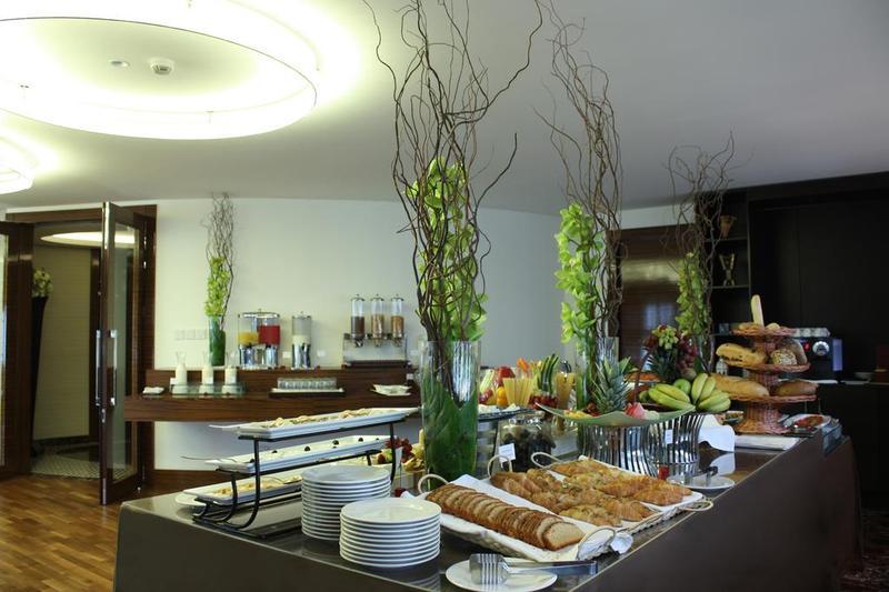 Fraser Suites Diplomatic Area Bahrain Manama Exterior foto A buffet at a hotel