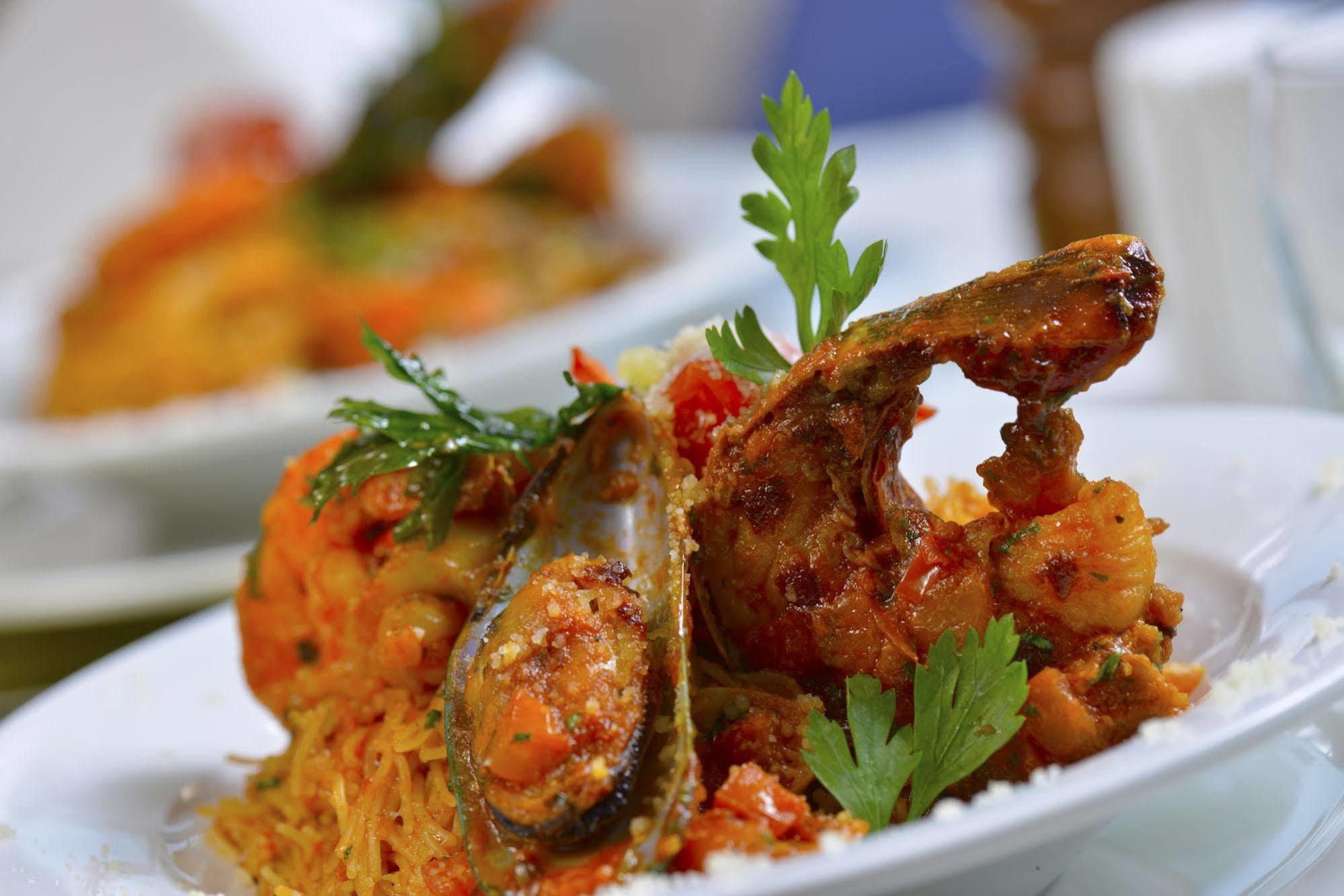 Fraser Suites Diplomatic Area Bahrain Manama Exterior foto A dish of seafood biryani